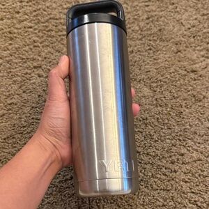 YETI Silver stainless steel Travel Mug/coffee mug bottle with Black Lid 16 oz